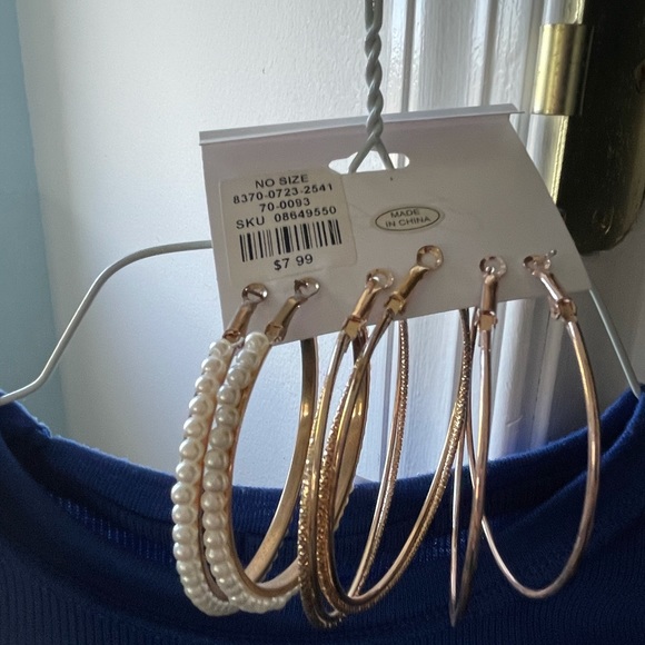 2 1/2inch 3 pairs of hoops with tag - Picture 2 of 5